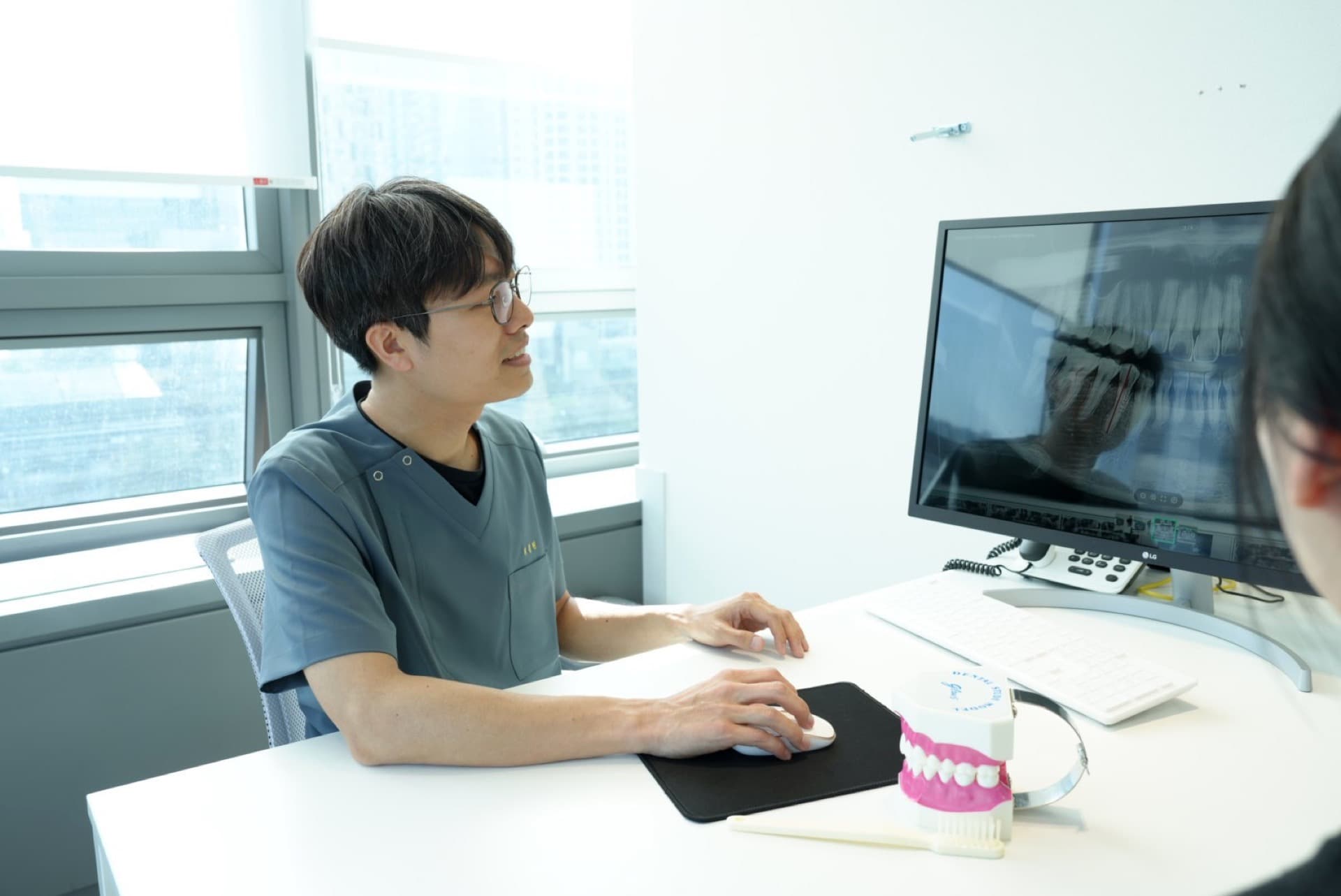 아트에이치치과 원장 진료 장면