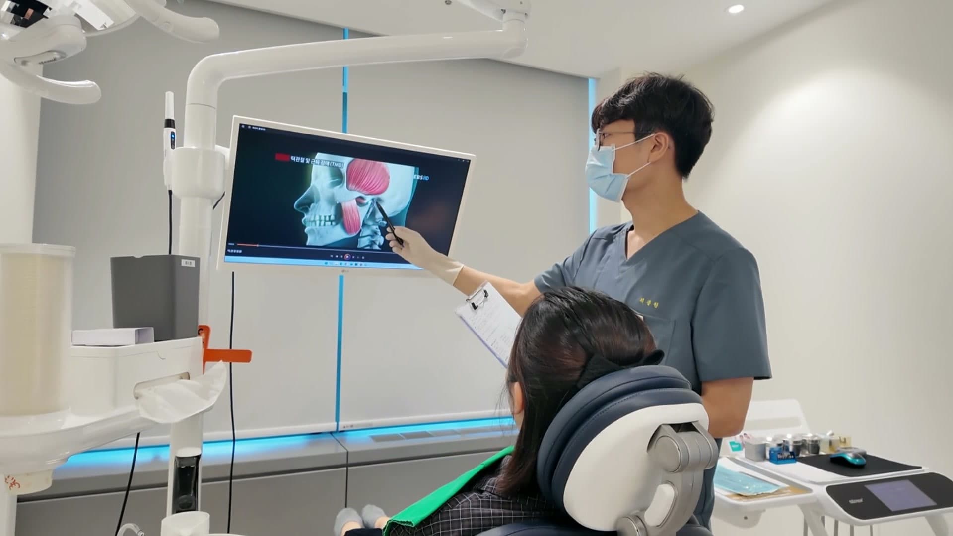치료 후 관리 방법을 설명하는 원장