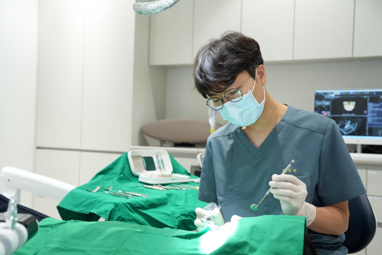 독립 수술실에서 수술을 집도하는 구강악안면외과 전문의