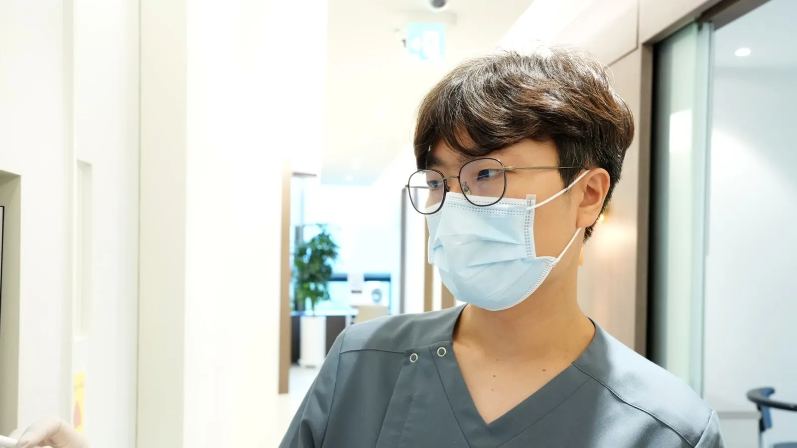 자료를 보며 설명하는 아트에이치치과 의료진