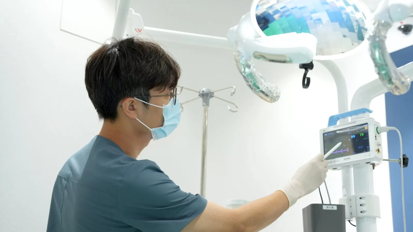 환자감시장치로 상태를 확인하는 아트에이치치과 의료진