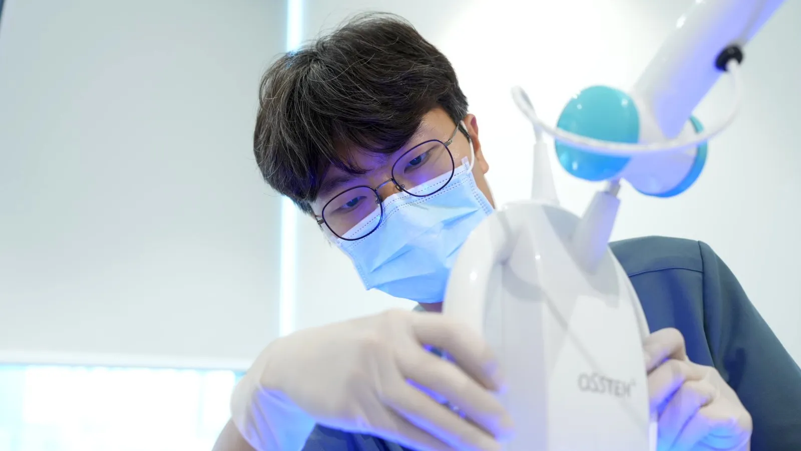 치아미백 진료를 준비하는 아트에이치치과 의료진